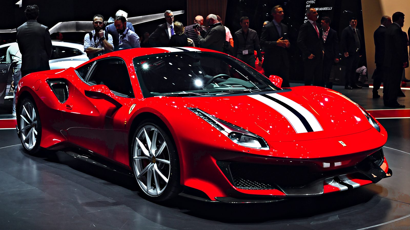 Ferrari 488 Pista in Rot mit Rennstreifen