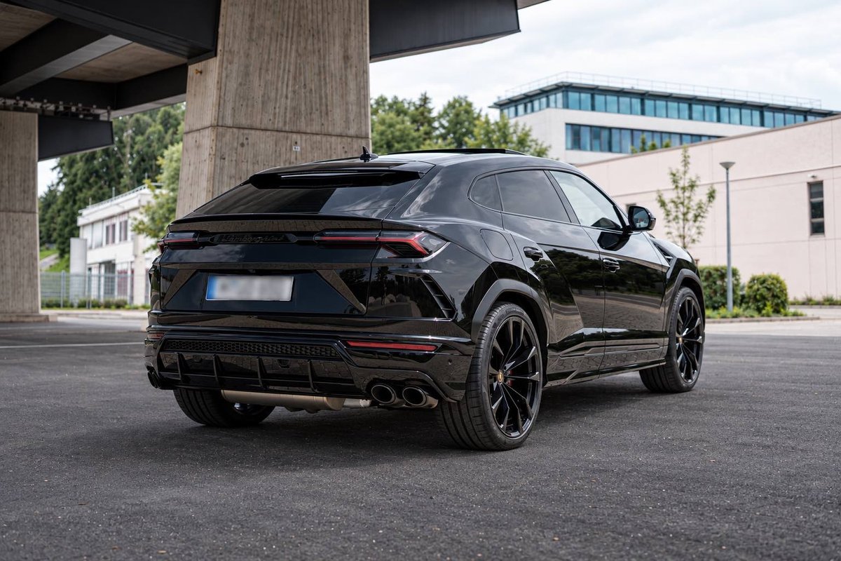 Lamborghini Urus von hinten