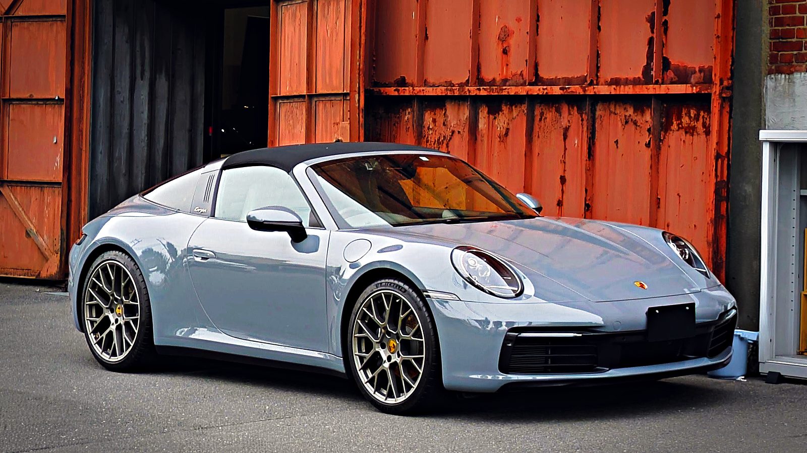 Porsche 911 Targa 4 (992) mit Targa-Bügel