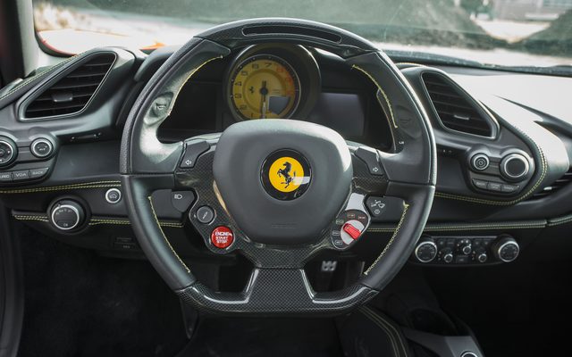 Lenkrad des Ferrari 488 GTB mit Manettino-Drehschalter