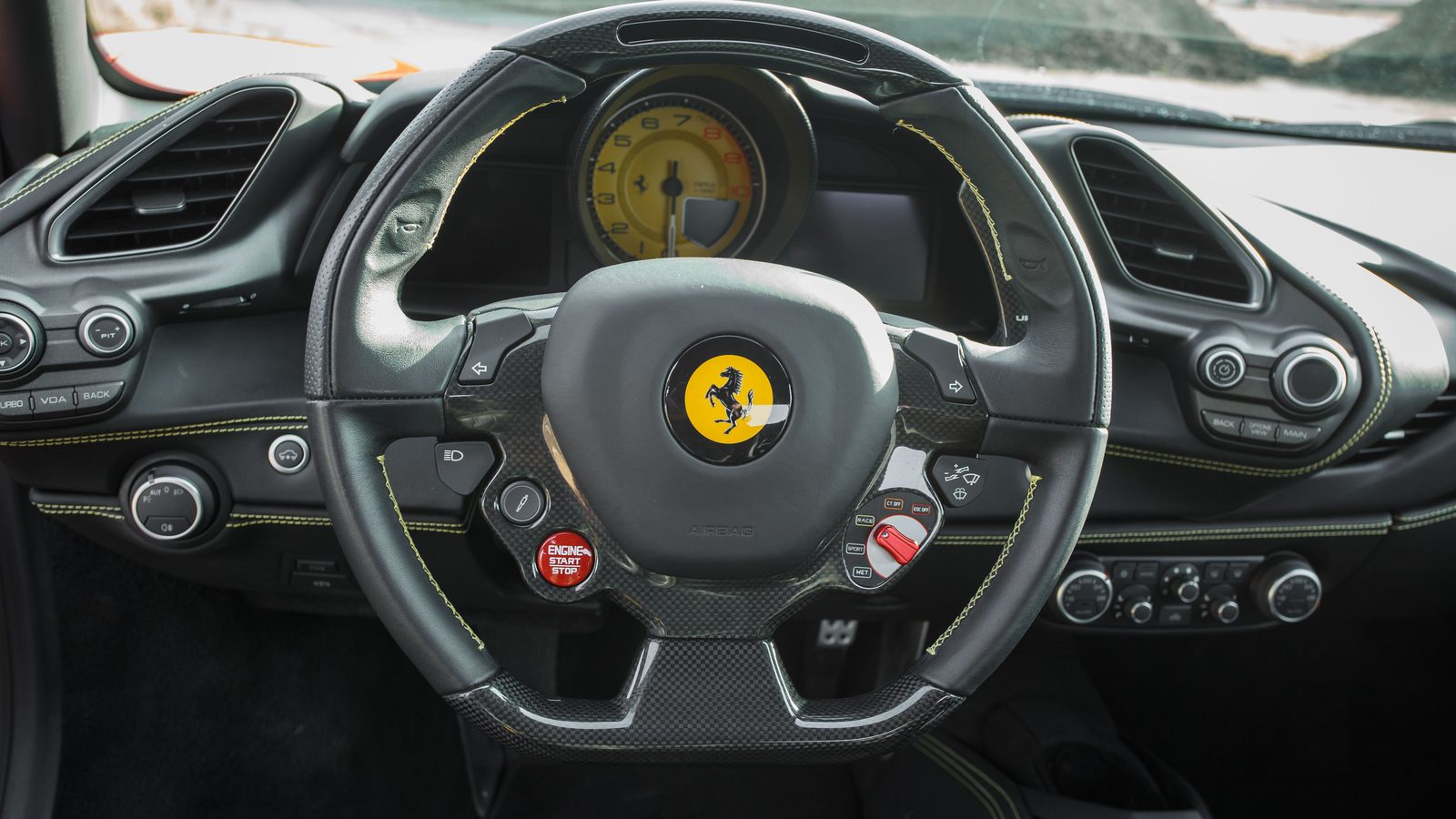 Lenkrad des Ferrari 488 GTB mit Manettino-Drehschalter